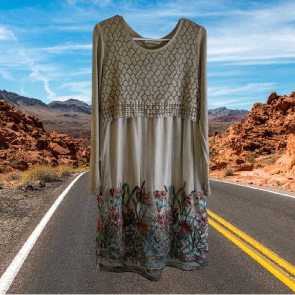 Simply Couture Med. NWT long sleeve embroidered embellishment woman's dress.